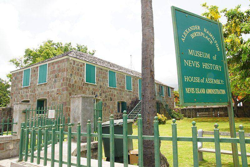 Museum Sejarah Nevis, Charlestown, Nevis, bertempat di sebuah bangunan Georgia Karibia, dibangun di atas struktur tempat Alexander Hamilton dilahirkan pada tahun 1757. (commons.wikimedia.org/Own Work/Daniel Farrell)