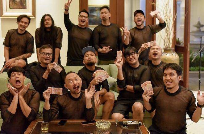 seragam lucu geng the prediksi (instagram.com/desta80s)