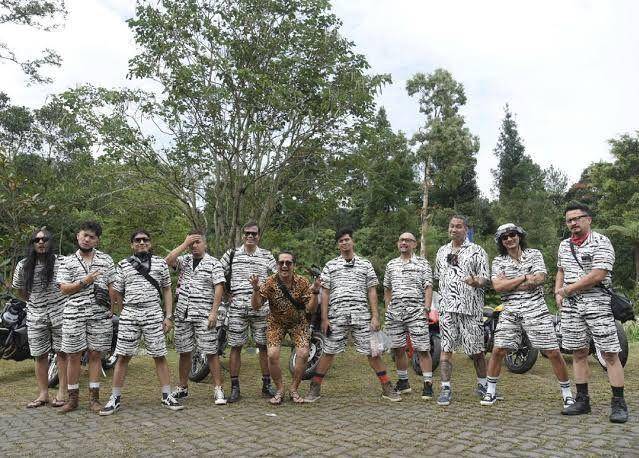 seragam lucu geng the prediksi (instagram.com/andreastaulany)