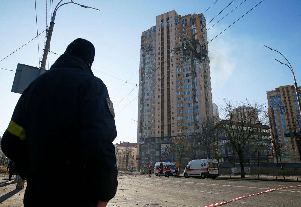 Suasana memperlihatkan bangunan apartemen dirusak oleh penembakan yang terjadi baru-baru ini di Kyiv, Ukraina, Sabtu (26/2/2022). ANTARA FOTO/REUTERS/Gleb Garanich.