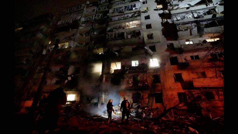Pemadam kebakaran bekerja di gedung pemukiman, setelah Rusia meluncurkan operasi militer besar terhadap Ukraina, di Kyiv, Ukraina, Jumat (25/2/2022) dalam tangkapan layar dari rekaman video. ANTARA FOTO/Ukrainian Ministry of Emergencies/via Reuters TV/Handout via REUTERS.