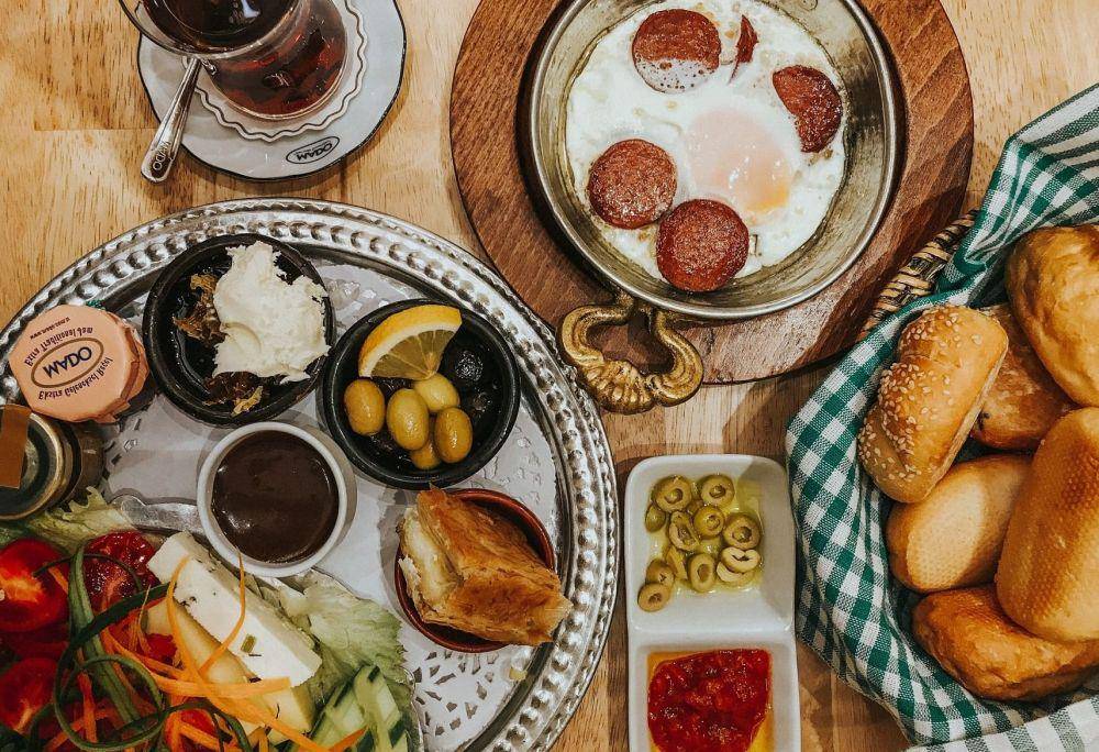 ilustrasi aneka makanan (unsplash. com/Aram Sabah)