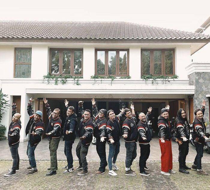 seragam lucu geng the prediksi (instagram.com/andreastaulany)
