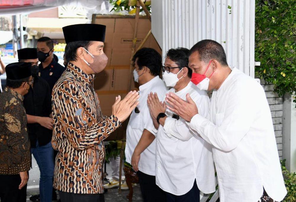 Potret Jokowi Hadir ke Rumah Duka Almarhum Pamannya di Solo