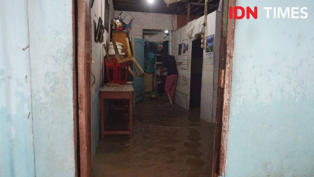 Suasana banjir di Kampung Sejahtera (IDN Times/Indah Permata Sari)