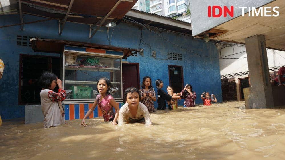 Suasana banjir di Kampung Sejahtera Medan (IDN Times/ Indah Permata Sari)