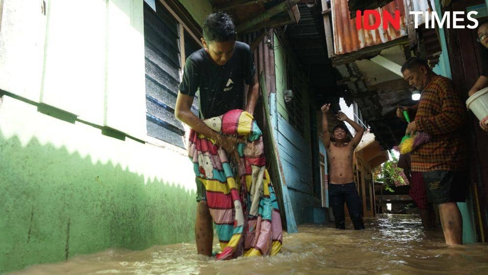 Suasana banjir di Kampung Sejahtera (IDN Times/Indah Permata Sari)