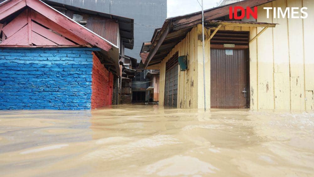 Suasana banjir di Kampung Sejahtera Medan (IDN Times/ Indah Permata Sari)
