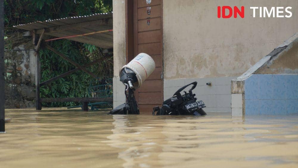 Suasana banjir di Kampung Sejahtera Medan (IDN Times/ Indah Permata Sari)
