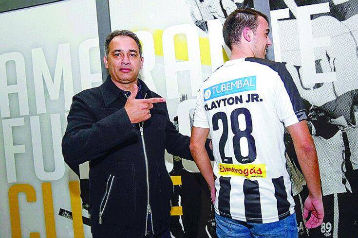 Clayton Ferreira Cruz bersama putranya. (ojogo.pt)
