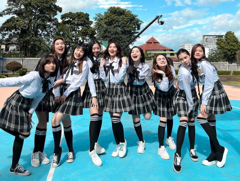 Ada Fuji, 10 Potret Akrab Pemain Film Bukan Cinderella di Balik Layar