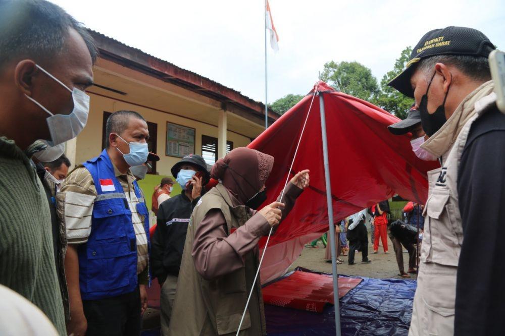 Kunjungi Korban Gempa Pasaman Barat, Risma Beri Bantuan Rp2,3 Miliar