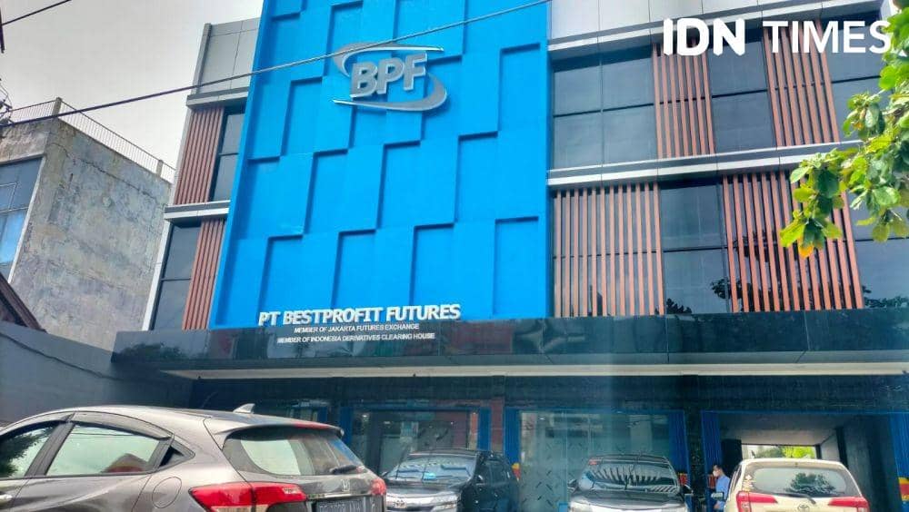 Seorang nasabah PT Bestprofit Futures Cabang Lampung, Windi Wijaya (36) melayangkan laporan kepolisian atas dugaan tindak pidana pencurian dan pengerusakan. (IDN Times/Tama Yudha Wiguna)