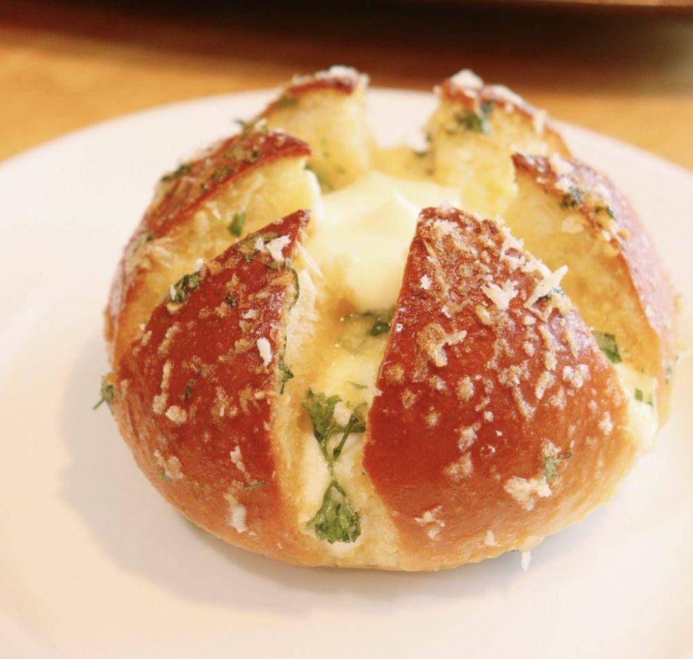 garlic cheessbread (pokethedough.com)