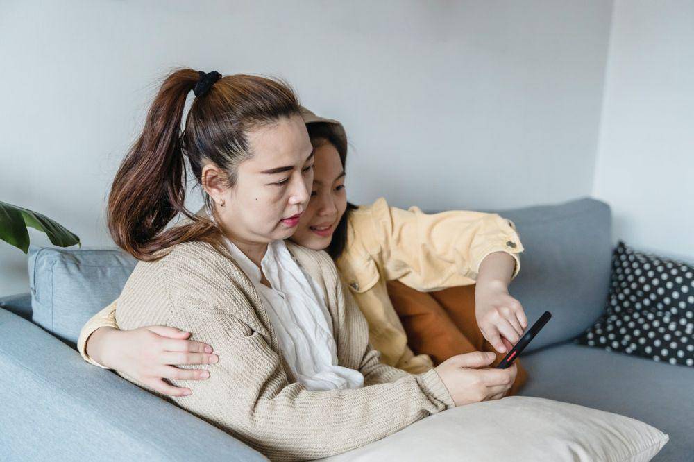 ilustrasi ibu dan anak (pexels.com/Annushka Anhuja)