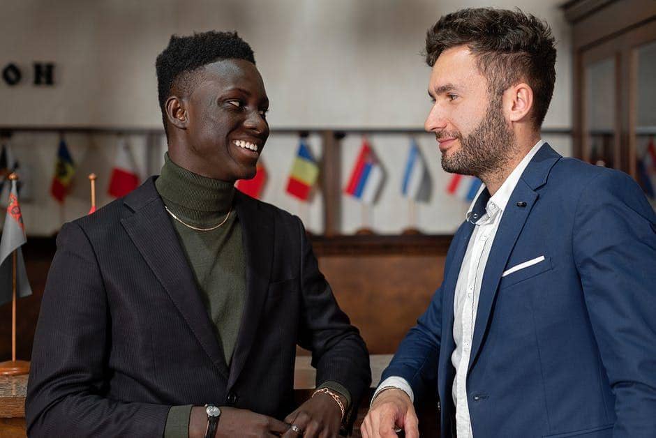 Ilustrasi Dua Orang Pria Sedang Mengobrol (pexels.com/Mikhail Nilov)