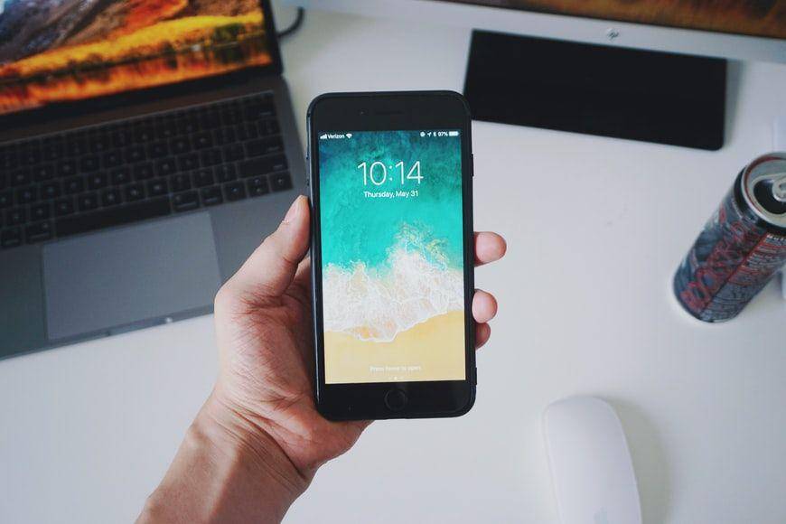 ilustrasi seseorang yang memegang smartphone (unsplash.com/nicolashirajeta)