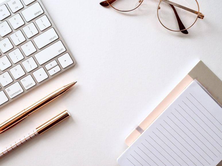 ilustrasi saat notes dan bolpoin untuk menulis rencana pengeluaran (unsplash.com/jessbaileydesigns)