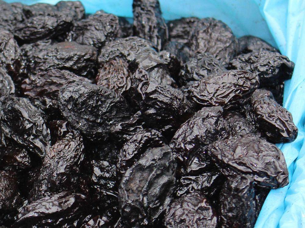 Buah prune yang sudah dikeringkan (Emőke Dénes, CC BY-SA 4.0, via Wikimedia Commons)