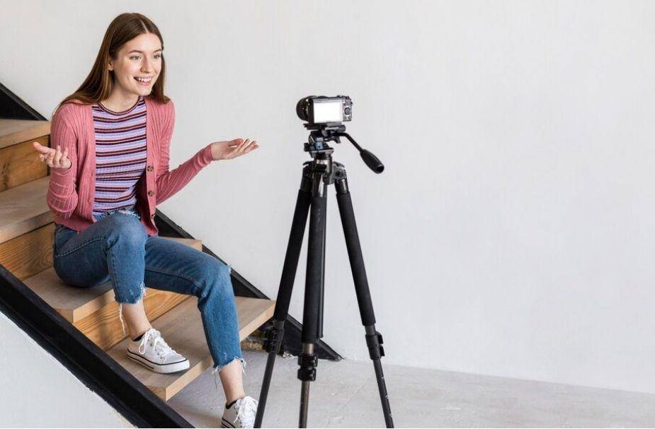 ilustrasi seorang perempuan sedang membuat vlog (freepik.com/freepik)