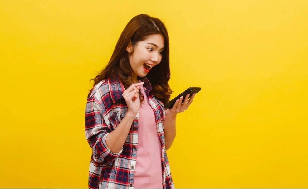 ilustrasi seorang perempuan sedang memegang handphone (freepik.com/tirachardz)
