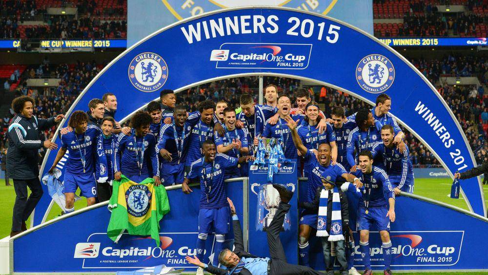 Para pemain Chelsea merayakan trofi Piala Liga Inggris 2015. (skysports.com)