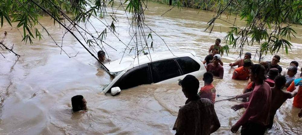 Mobil Avanza Terseret Banjir saat Melintas Jembatan, 4 Orang Meninggal