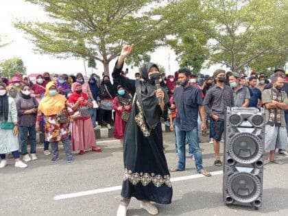 Ratusan warga Kecamatan Pagelaran berunjuk rasa di depan kantor bupati Pringsewu menuntut kepala desa mundur dari jabatannya, Selasa (1/3/2022). (IDN Times/Istimewa).