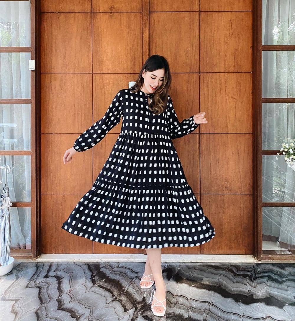 OOTD monokrom ala Syahnaz (instagram.com/syahnazs)