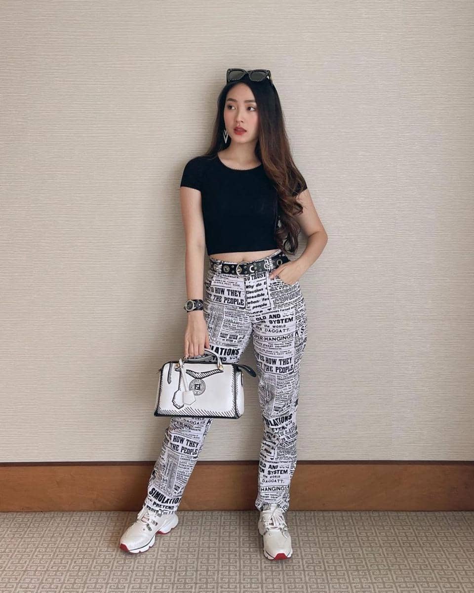 OOTD monokrom ala Natasha Wilona (instagram.com/natashawilona12)