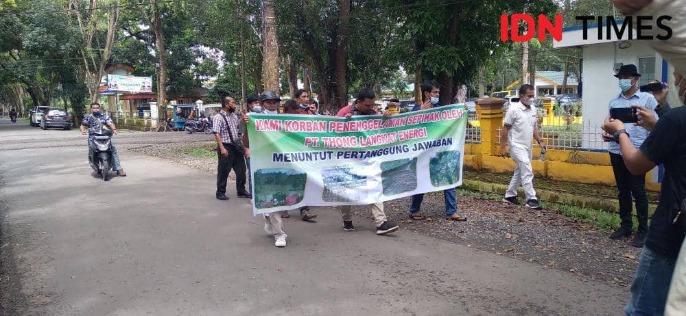 Warga yang menggelar aksi akibat lahan pertanian mereka rusak guna menagih janji didepan gedung DPRD Langkat (IDN Times/ Bambang Suhandoko)