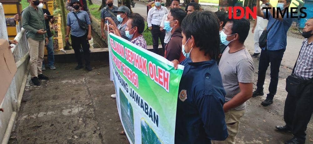 Warga yang menggelar aksi akibat lahan pertanian mereka rusak guna menagih janji didepan gedung DPRD Langkat (IDN Times/ Bambang Suhandoko)