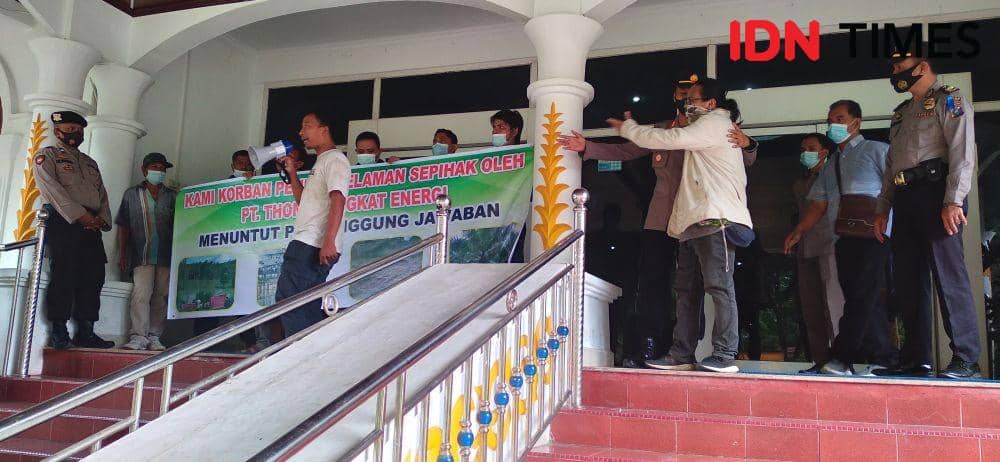 Warga yang menggelar aksi akibat lahan pertanian mereka rusak guna menagih janji didepan gedung DPRD Langkat (IDN Times/ Bambang Suhandoko)