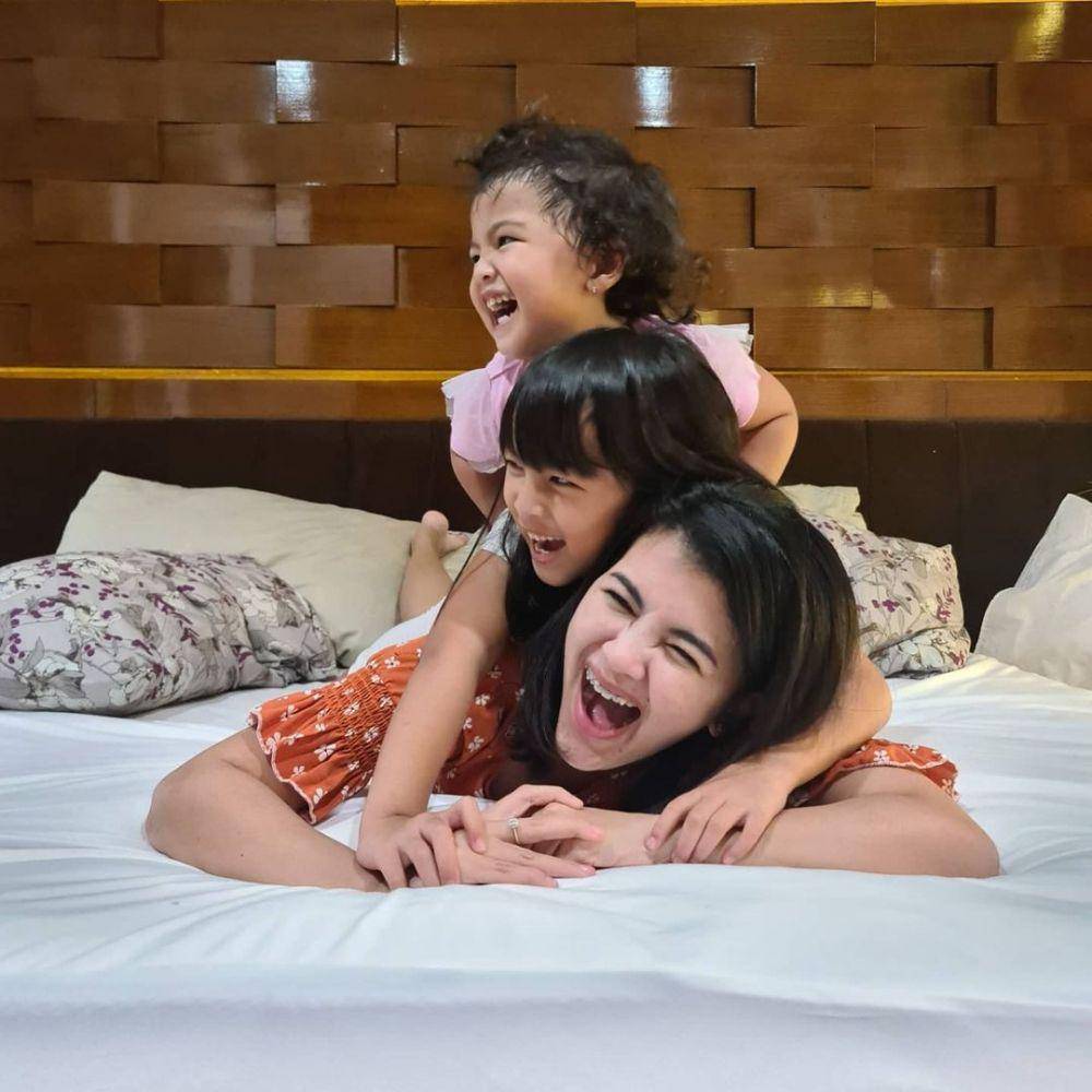 potret Tania Putri dan kedua putrinya (instagram.com/taniaputri1707)