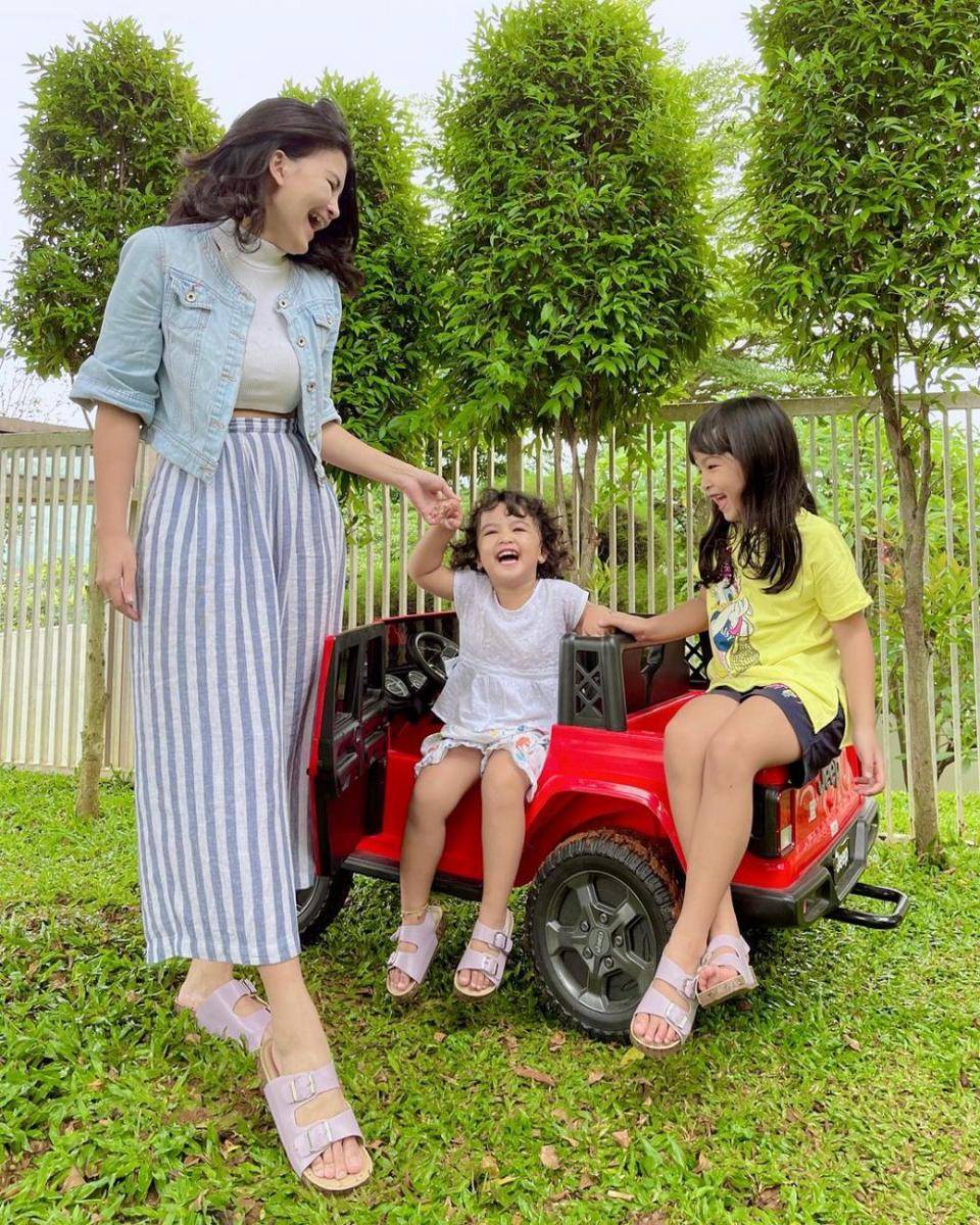 potret Tania Putri dan kedua putrinya (instagram.com/taniaputri1707)