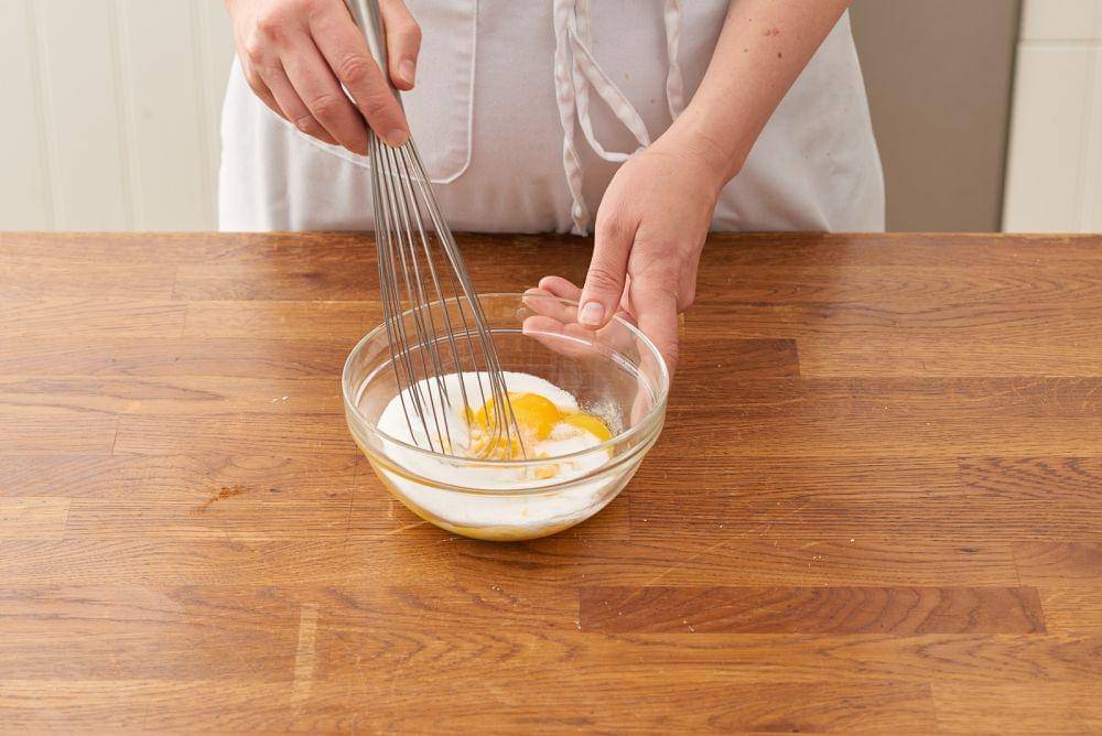 ilustrasi mengocok telur dan gula (thekitchn.com)