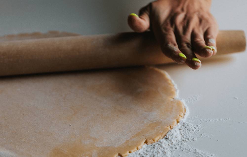 ilustrasi memipihkan adonan dengan rolling pin (unsplash.com/Nathan Dumlao)