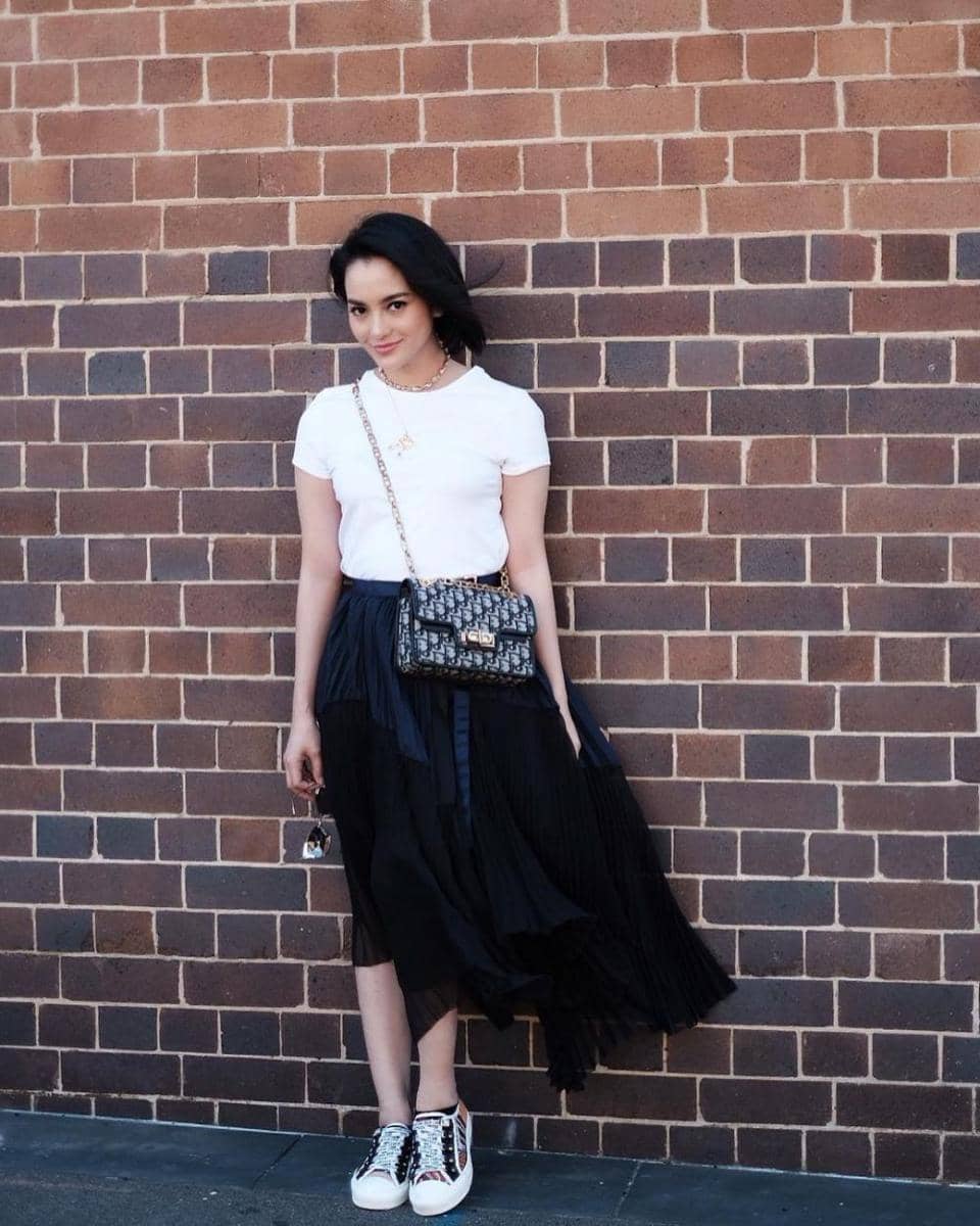 OOTD monokrom ala Ririn Ekawati (instagram.com/Ririnekawati)