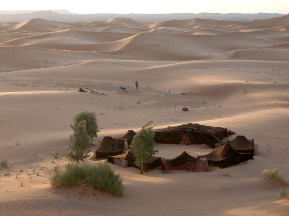 ilustrasi perkemahan di gurun pasir (commons.wikimedia.org/Anderson sady)