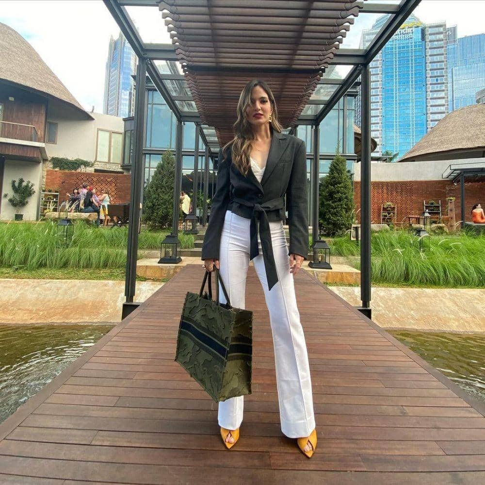 OOTD monokrom ala Nia Ramadhani (instagram.com/ramadhaniabakrie)