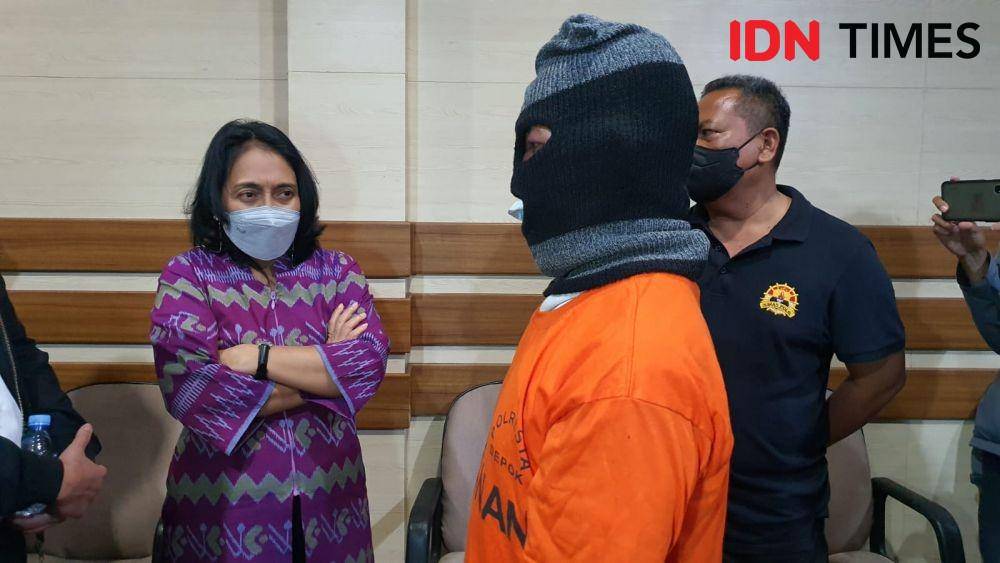 Menteri PPPA, I Gusti Ayu Bintang Darmawati berkomunikasi langsung dengan tersangka rudapaksa anak kandung di Polres Metro Depok. (IDNTimes/Dicky)