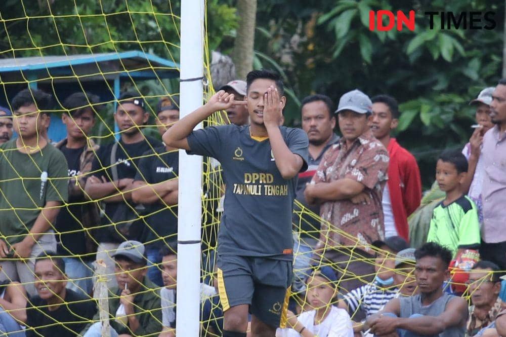 Dinan Syahbani Pemain Kesebelasan PS DPRD Tapteng (IDN Times/Arifin Al Alamudi)