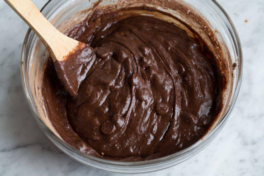 ilustrasi mengaduk adonan brownies (cookingclassy.com)