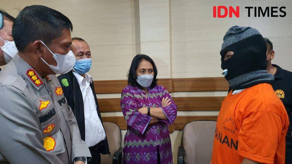 Menteri PPPA, I Gusti Ayu Bintang Darmawati didampingi Kapolres Metro Depok, Kombes Imran Edwin Siregar berdialog langsung dengan tersangka rudapaksa di Polres Metro Depok. (IDNTimes/Dicky)