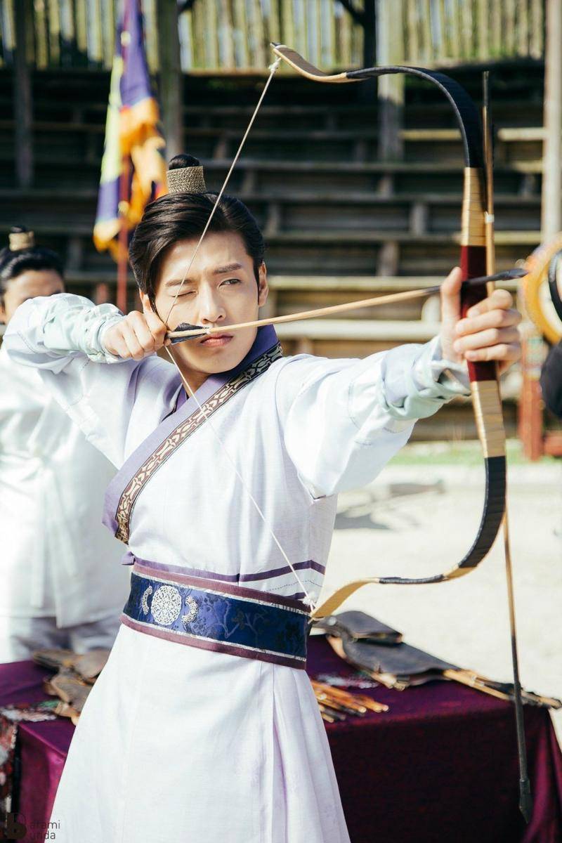 Kang Ha Neul (twitter.com/iumushimushi)