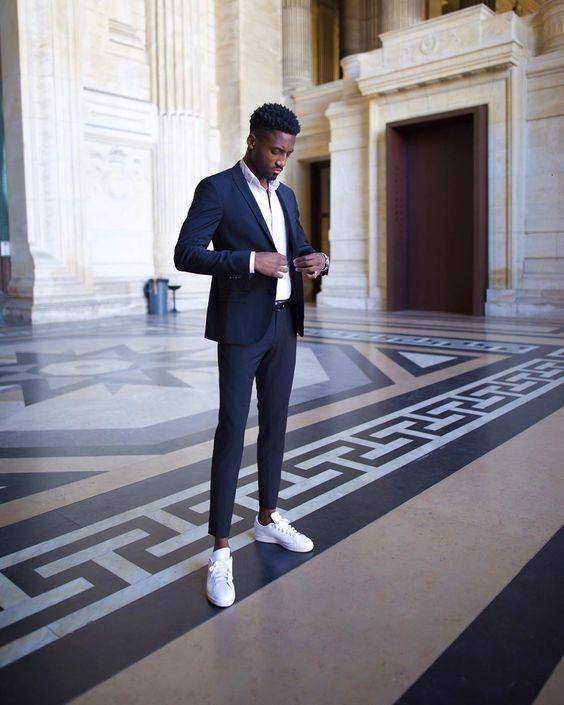 Setelan jas dan sneakers pria (pinterest.com/Couture Crib)