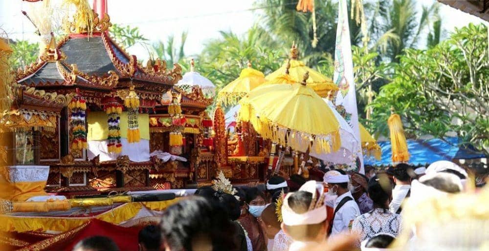 Umat Hindu Desa Balinuraga Kabupaten Lampung Selatan menggelar upacara Melasti jelang Hari Raya Nyepi Tahun Baru Caka 1944, Senin (28/2/2022). (Instagram/Diskominfolamsel).