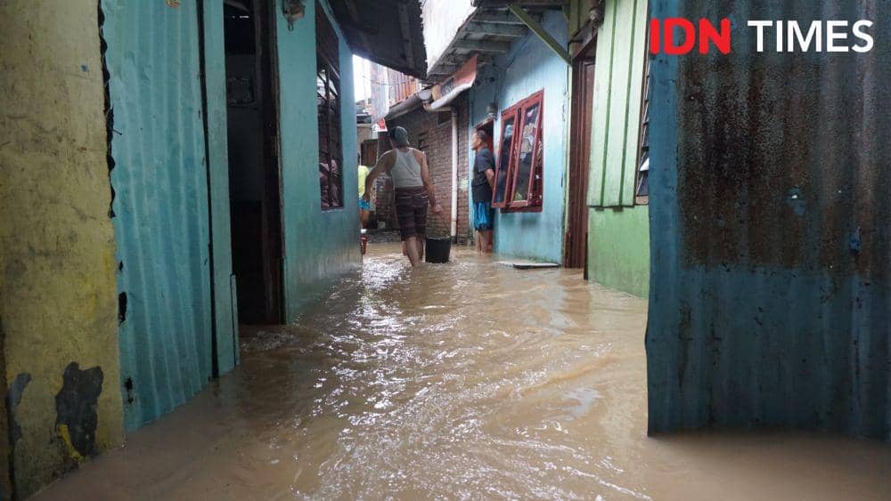 Suasana banjir di Jalan Kejaksaan Kota Medan tepatnya dibawah kolong jembatan (IDN Times/ Indah Permata Sari)