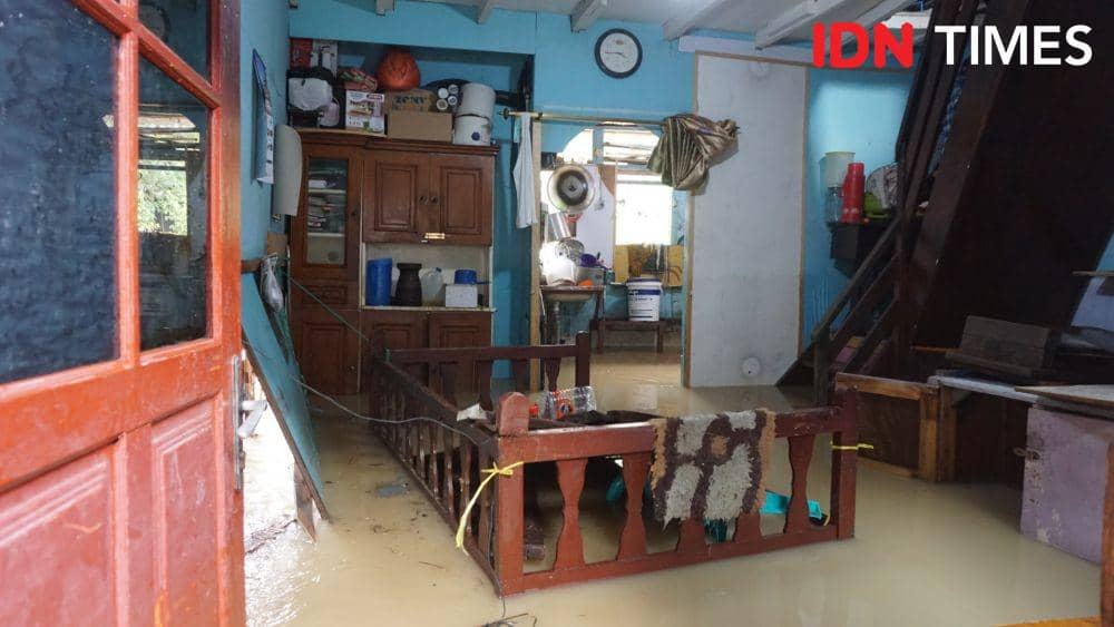 Suasana banjir di Jalan Kejaksaan Kota Medan tepatnya dibawah kolong jembatan (IDN Times/ Indah Permata Sari)