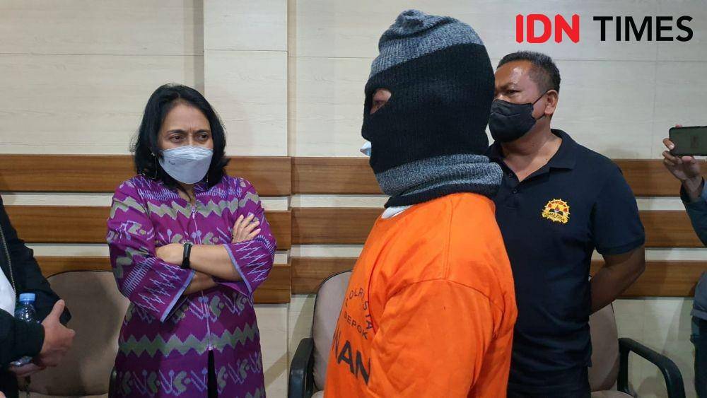 Menteri PPPA, I Gusti Ayu Bintang Darmawati melakukan komunikasi secara langsung terhadap tersangka rudapaksa anak kandung di Polres Metro Depok. (IDNTimes/Dicky)